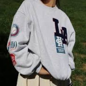 *HUGE ISO* URBAN OUTFITTERS LA PATCH CREWNECK ISOOOO